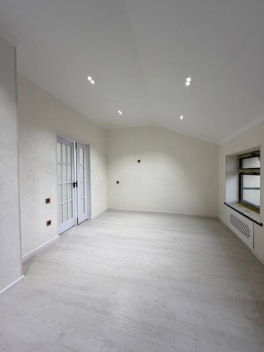 Срочно продается в чирчик 10 микрарайон рядом карвон базар