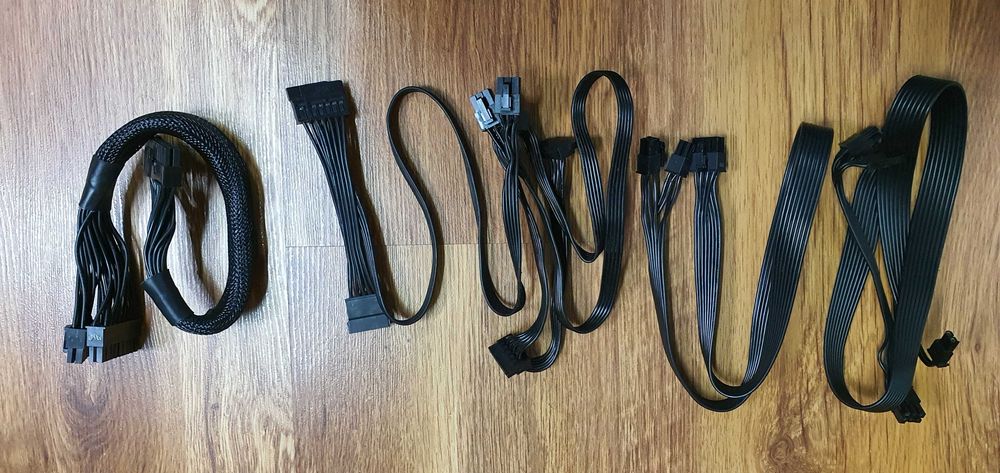 Sursa full modulara Corsair RM 1000i cu cabluri.