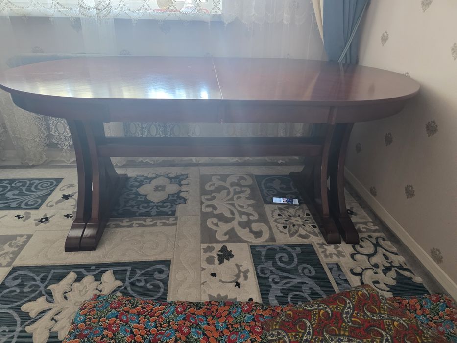 Продам стол в гостинную