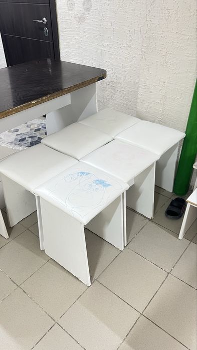 Стол отырғыштарымен