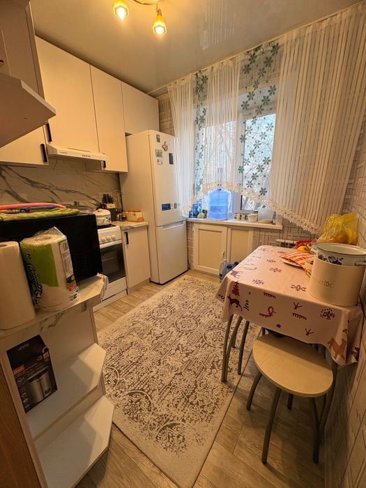 Продается срочно  2-х комнатная квартира , район площади