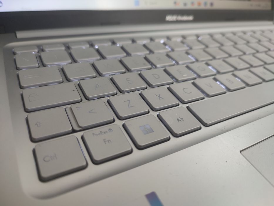 Laptop NOU Asus Vivobook - i5-1235u/ 12gb/256gb /Tastatura Iluminata