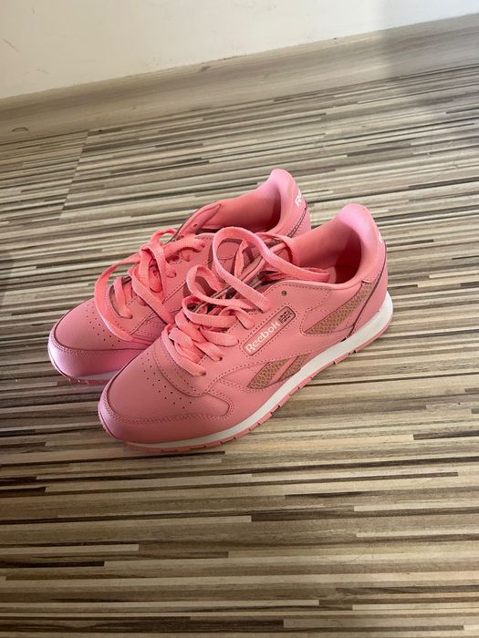 Обувки Reebook.