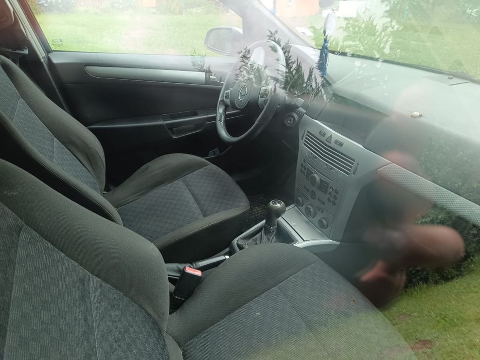 Vând Opel Astra h an 2006 are pompa de înaltă defecta in rest mașina nu are alte probleme. M-ai multe detalii la Nr telefon 0751660467