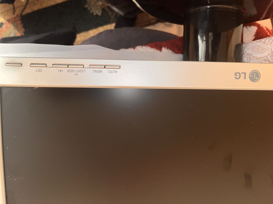 Monitor LG L222WS 22 inch widescreen ideal birou scoala gaming casual