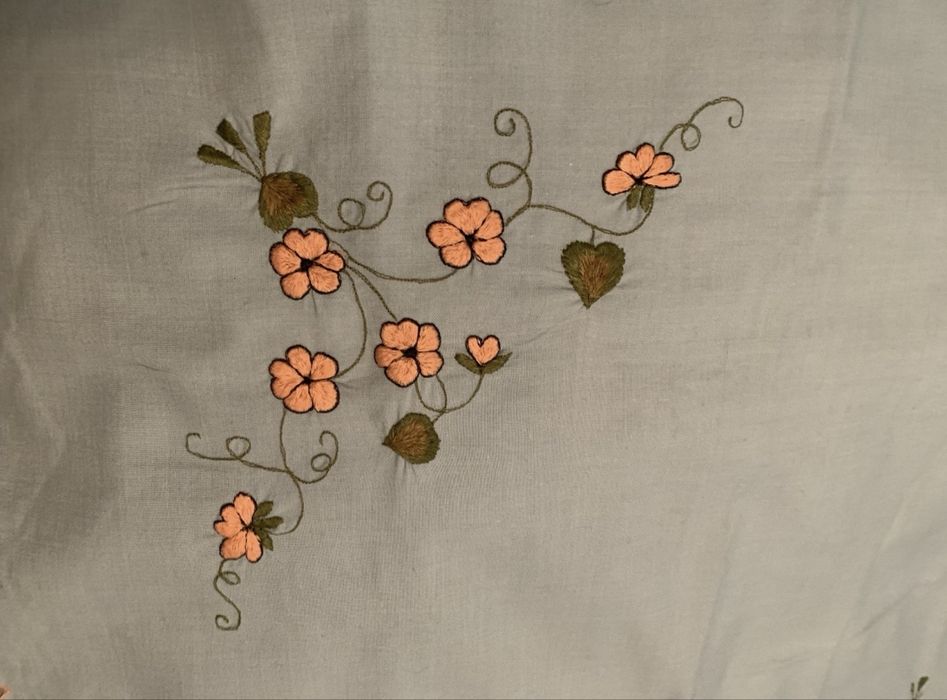 Perdea macrame lucrata manual si fata de masa