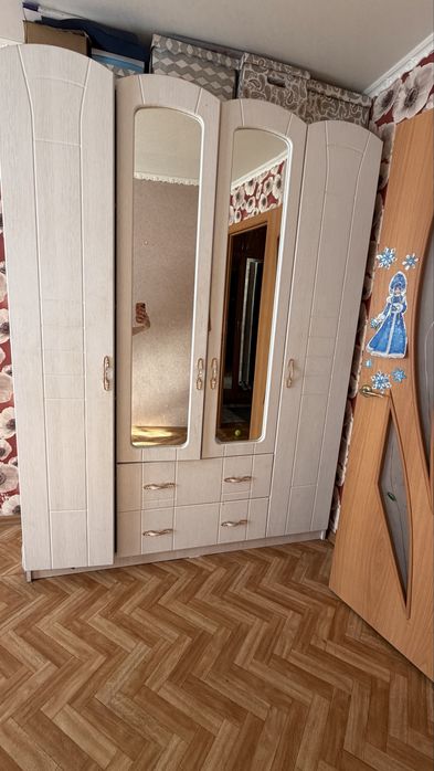 Продаётся белый шкаф для комнаты