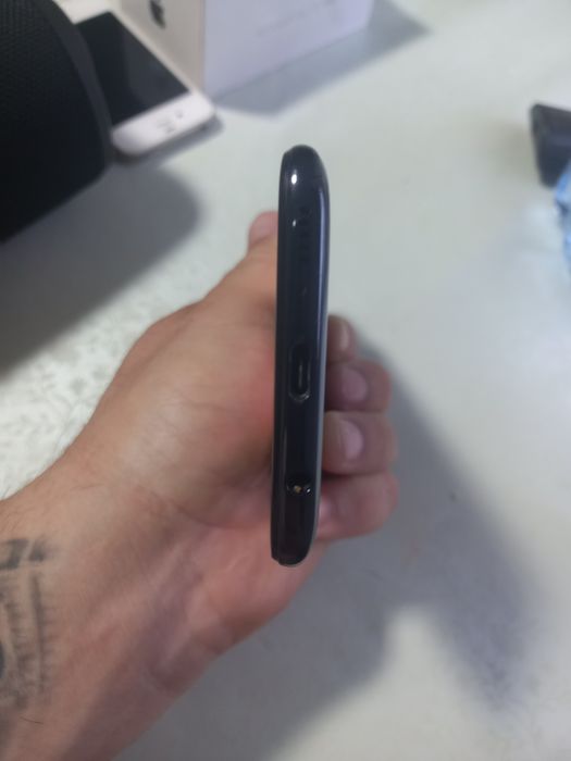Samsung A40 folosit dar în regula.nu are spărturi sau zgarieturi.200 lei