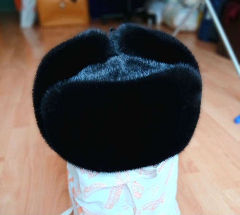 Продам норковую шапку ушанку практически новая,  разов  четыре  одевал