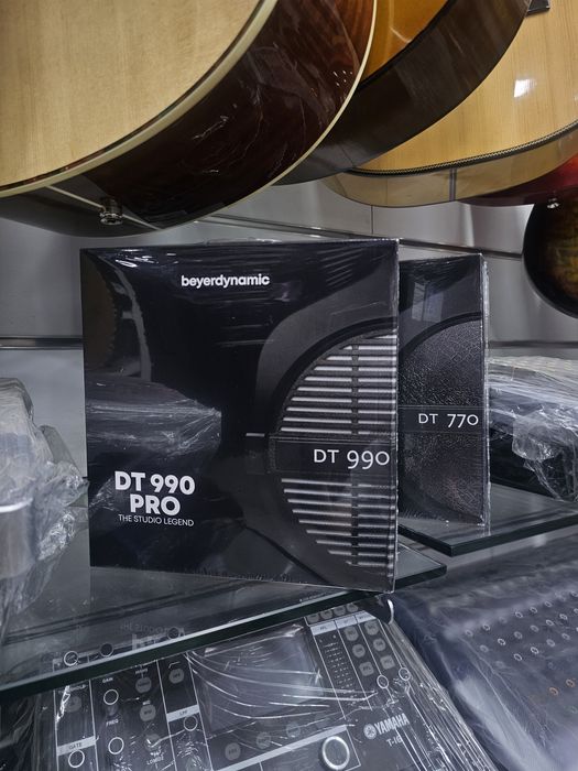 Beyerdynamic DT 990 PRO.