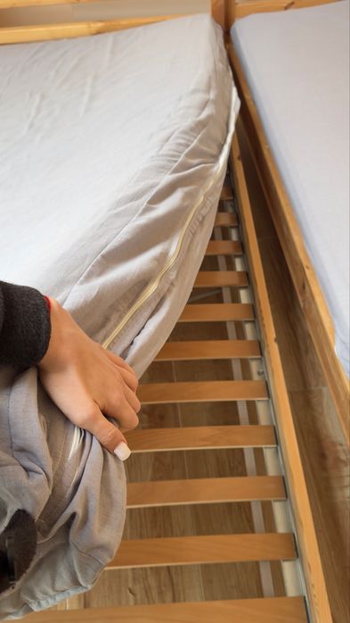 Дървени легла с матраци в много добро състояние