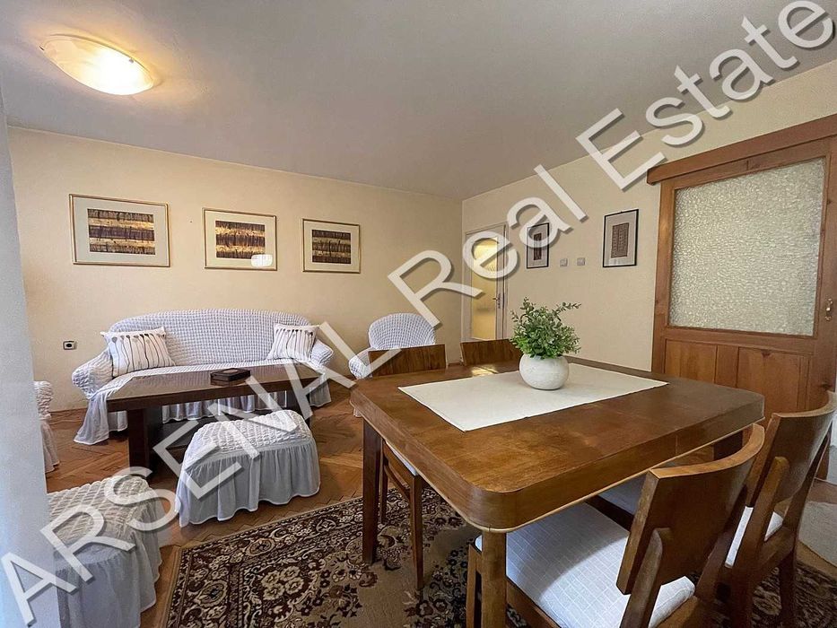 Тристаен апартамент под наем, Младост 4