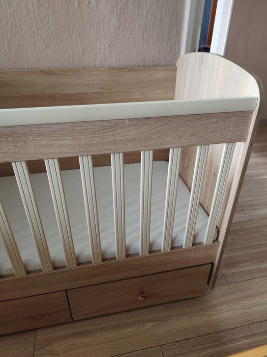 Продавам бебешка кошара за сън