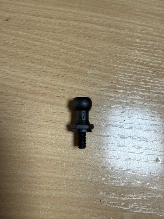*Държач (болт) за кора на двигател *VAG *TDI*