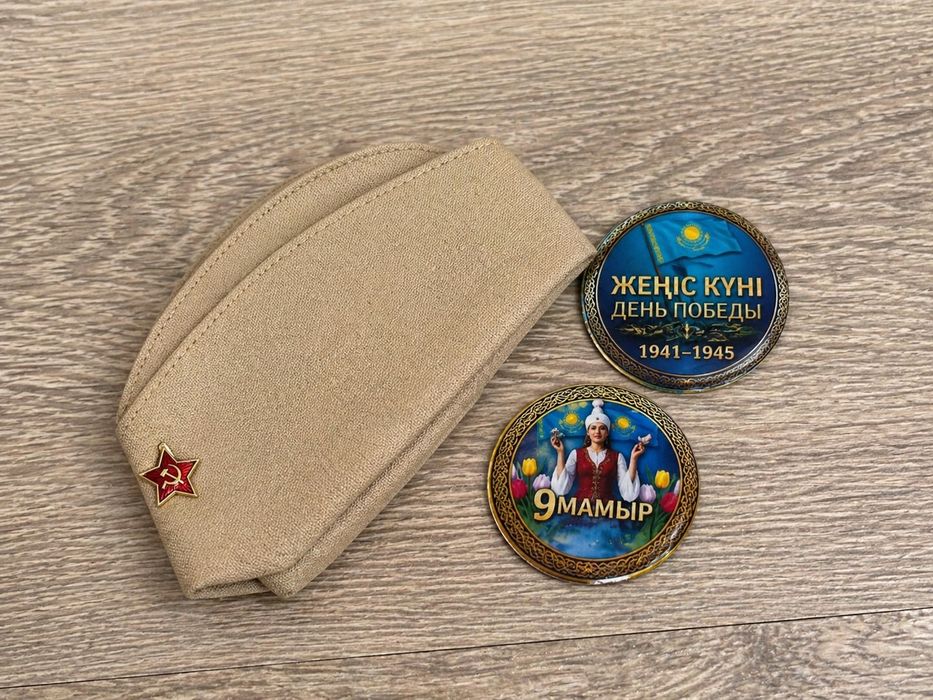 Пилотка , пилотки, флажки , значки ,день победы