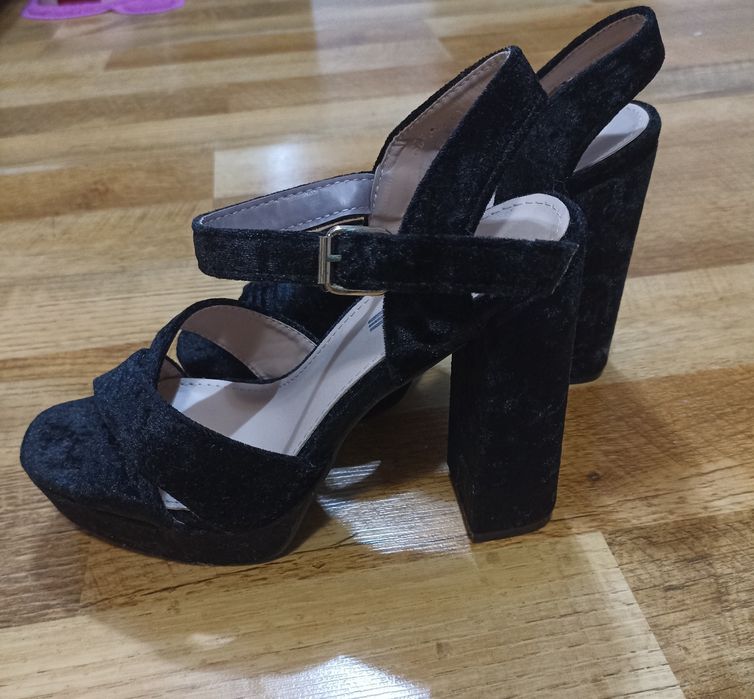 Pantofi cu toc înalt de dama!