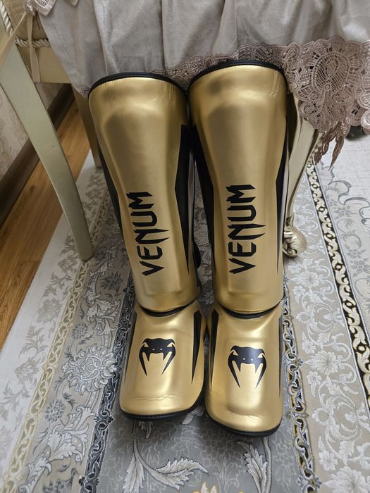 Venum Elite Boxing Gloves - Shin Guard Боксерскин перчатки