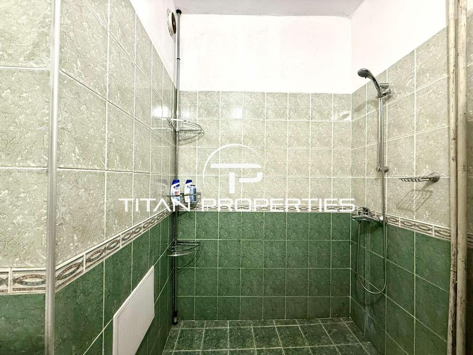 Тристаен апартамент за продажба в Център