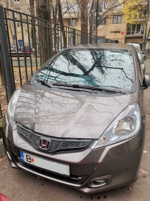 Honda Jazz – Spațioasă, Fiabilă, Economică!