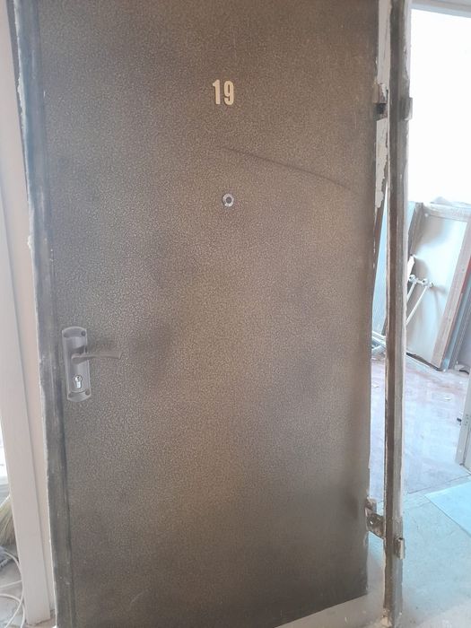 Срочно продам  дверь. Торг хороший