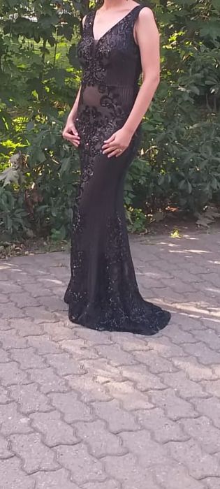 Rochie de seara neagra.