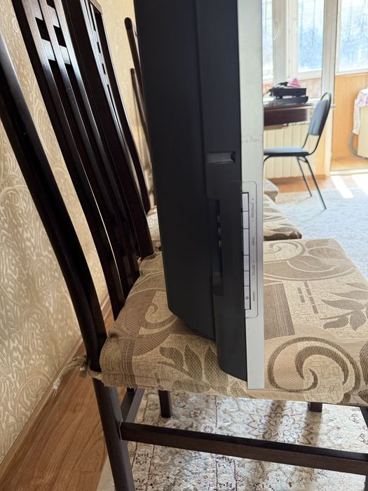 Телевизор “Philips”.