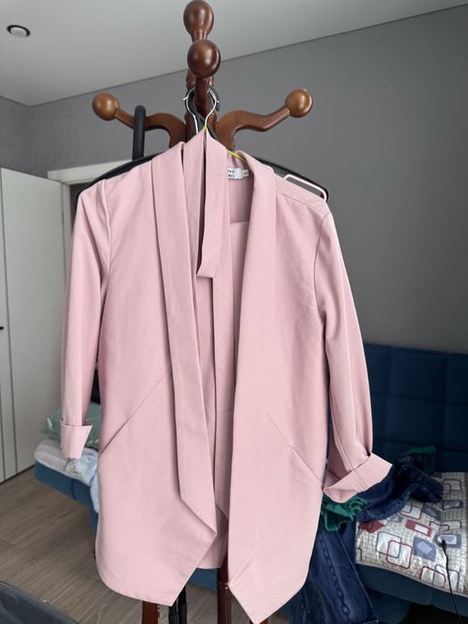 Продам деловые костюм новый