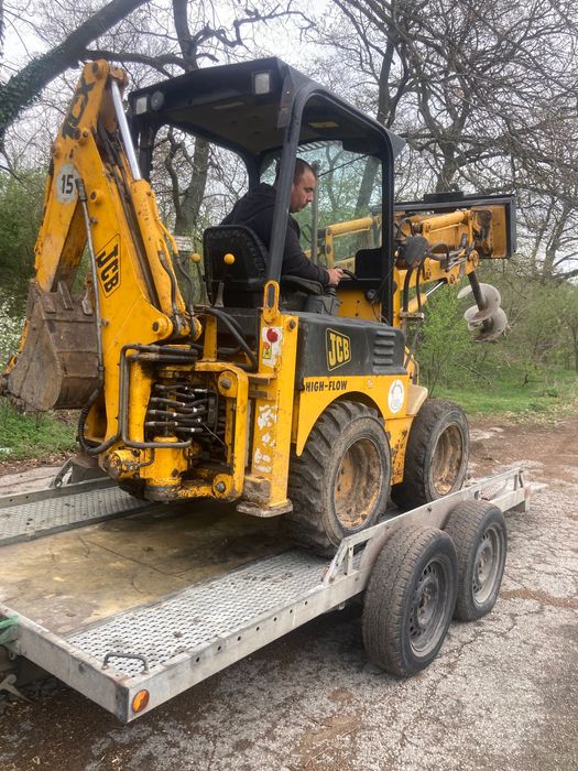 Услуги с малък комбиниран багер