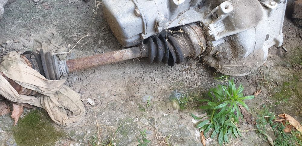 Продавам 2 полуоски за Опел Вектра 1992