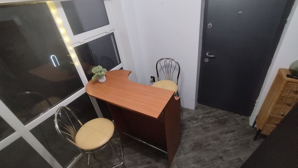 Masa  bar solida , puțin folosită