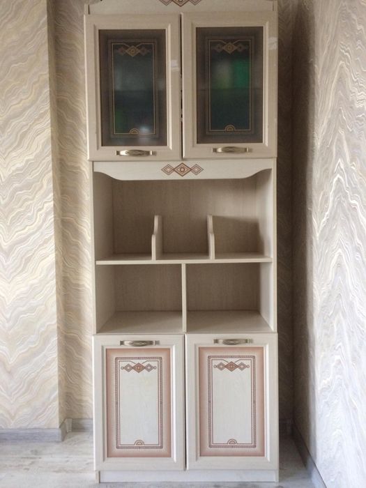 мебель: 2 кровати, шкаф и рабочий стол