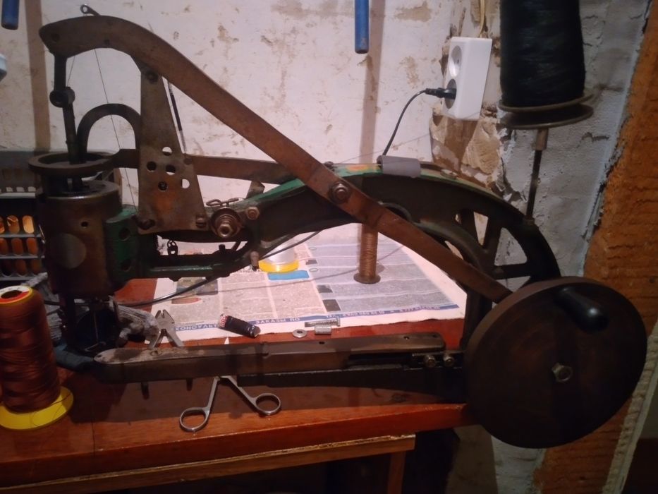 Продам швейную машинку колонок