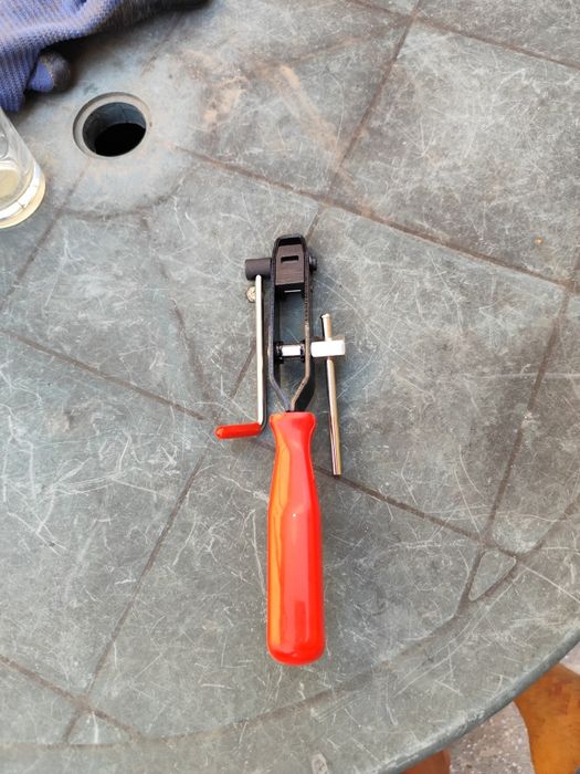 Инструмент за поставяне скоби на карета