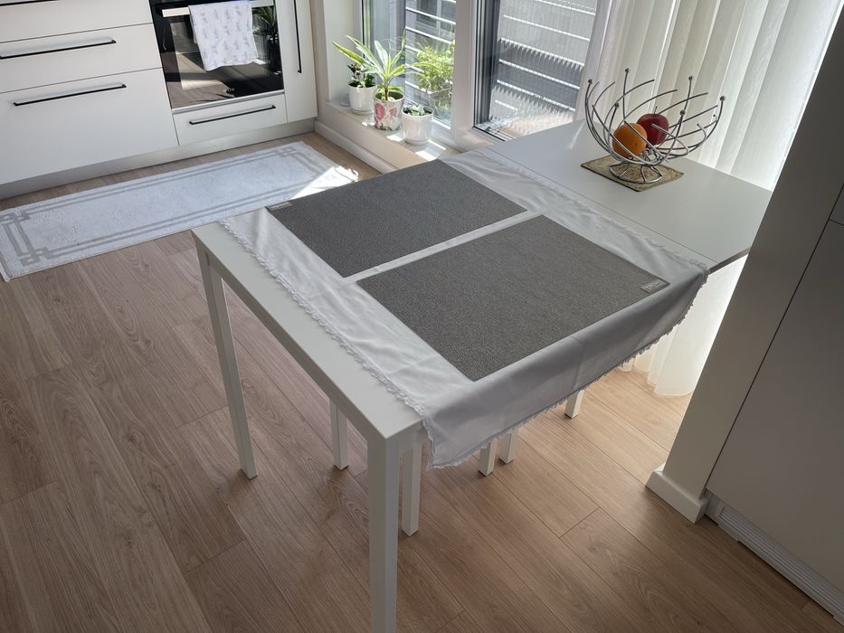 Masa extensibila 80/120 ,stare foarte buna , perfecta pentru spatii mici.
