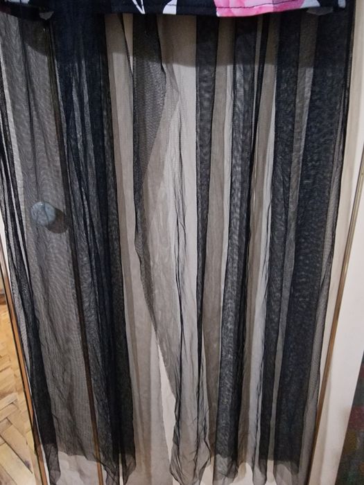 Къса черна рокля с презрамки и опашка от тюл.