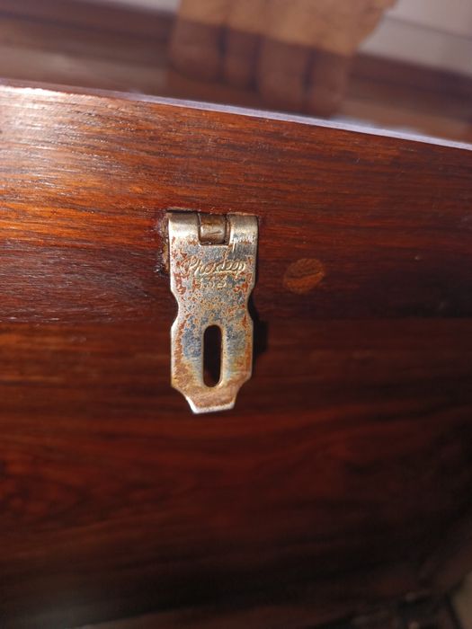 Cufăr vechi din lemn de trandafir cu intarsii