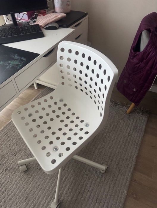 Офис стол ИКЕА с повдигащ механизъм и колелца