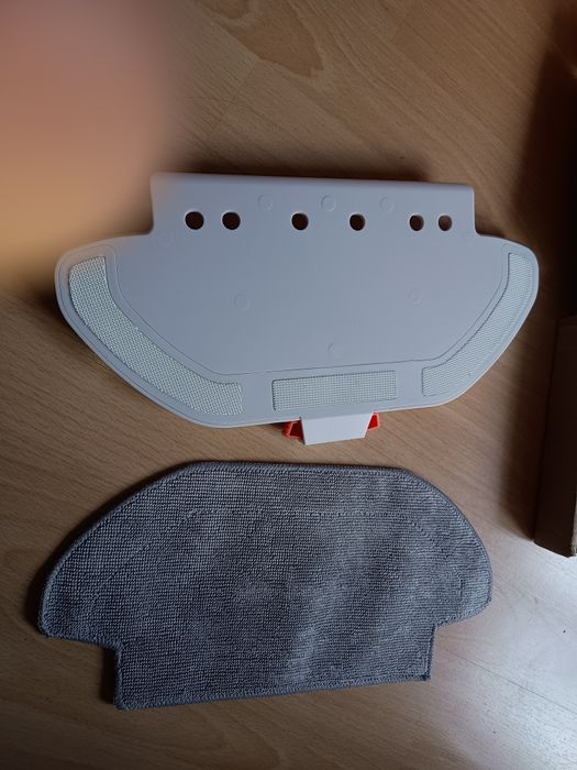 Vând suport și laveta noi pentru robot aspirator Xiaomii