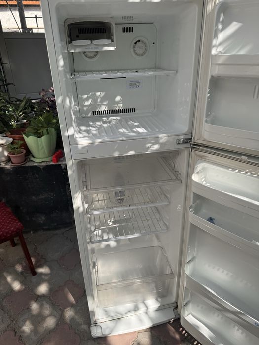 Двух камерный холодильнтк