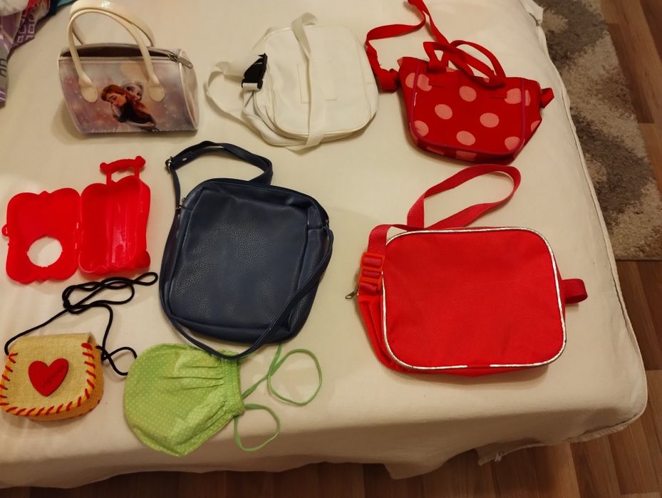 Продавам  различни кукли,чантички за момиче,еднорози и плодове зеленчу