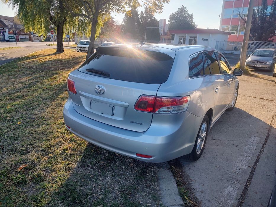 Vând Toyota Avensis