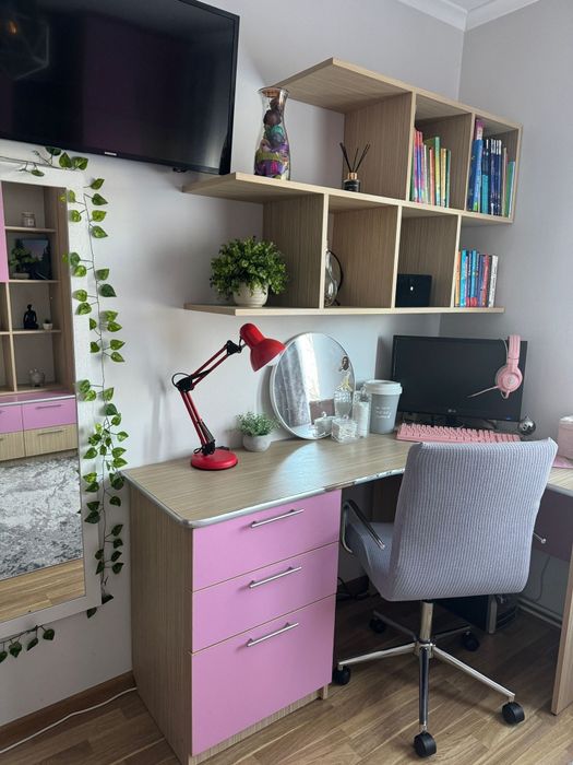 mobila de fete, pat cu saltea,birou și scaun