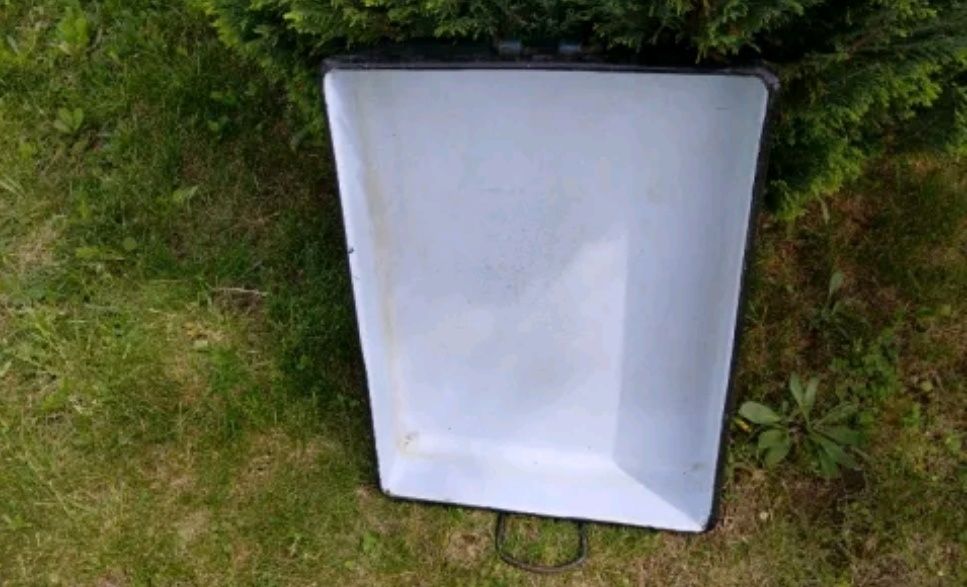 Голяма емайлирана тава.