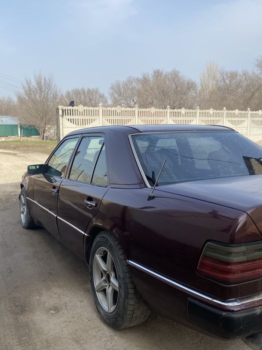 Мерседес 124。