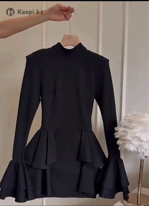 Черное мини платье