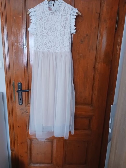 Продавам дамска рокля,цвят пепел от рози в комбинация с  дантела.