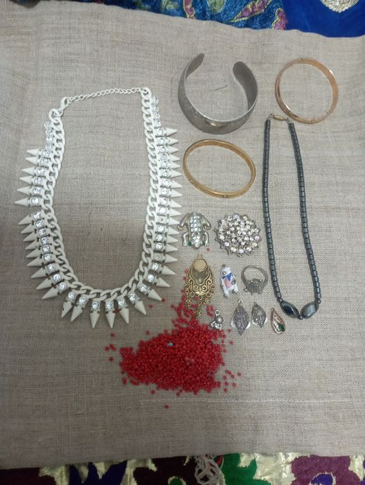 Antivar va zamonaviy taqinchoq va boshqa buyumlar arzon narxda sotilad