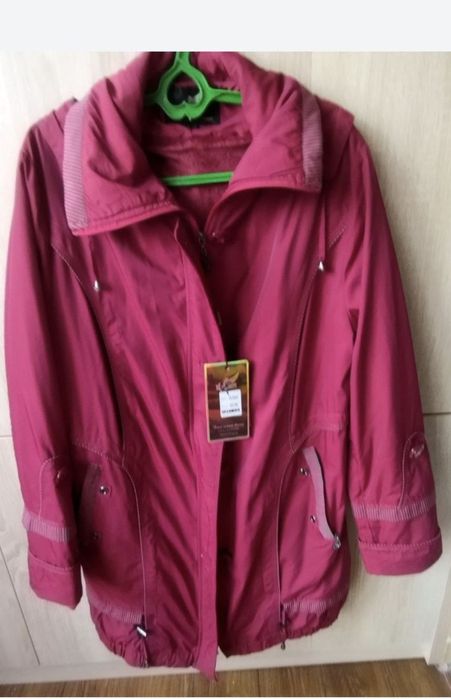 Продам женскую новую куртку