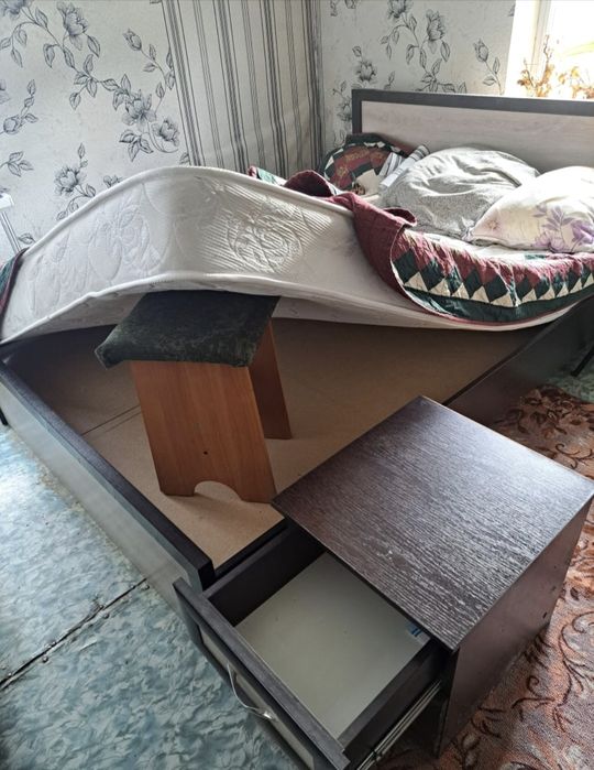 Кровать двуспальная и 2 тумбочки