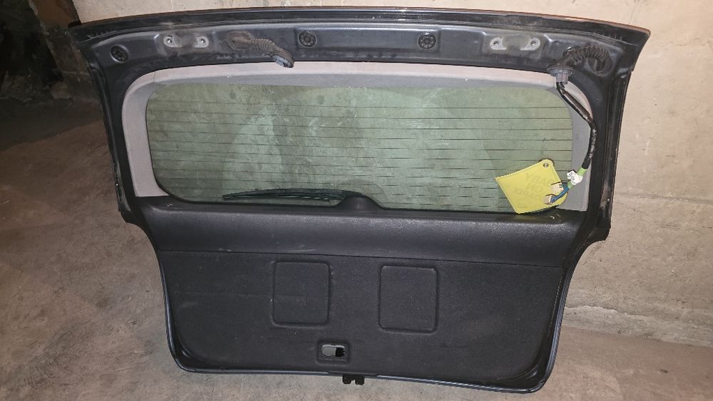 Продавам капак багажник за Toyota Avensis T25 комби от 2003